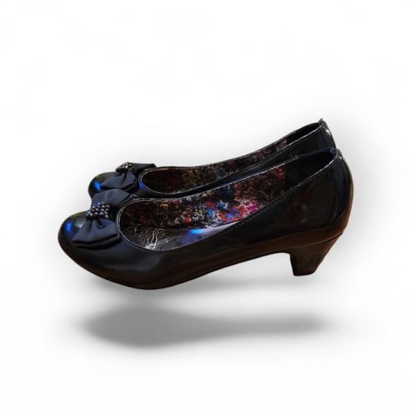 George sz 4 patent Leather shoe with 2" heel with black grosgrain ribbon on toe - Picture 2 of 7